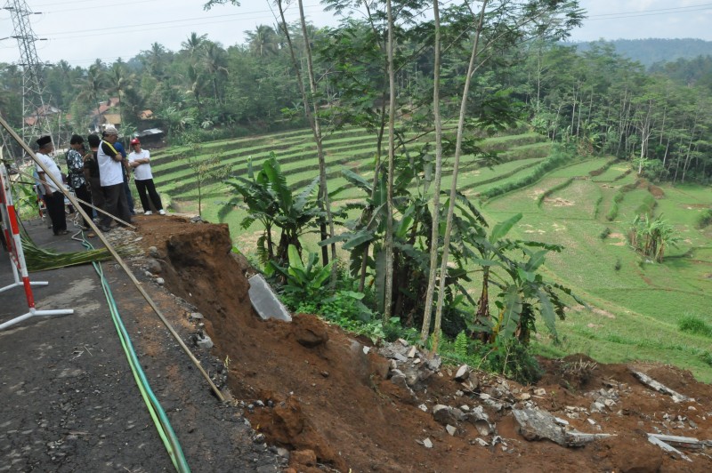 Cegah Longsor, Kerja Bhakti Gabungan Di Sokawera