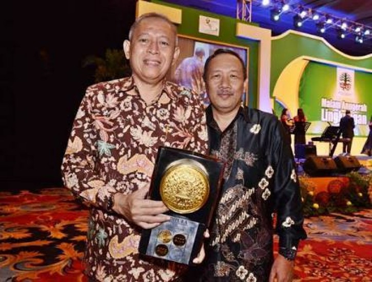 Mantan Bupati Purbalingga Sukento Rido Marhaendrianto dan Kepalq BLH Purbalingga usai menerima penghargaan Adipura tahun lalu.