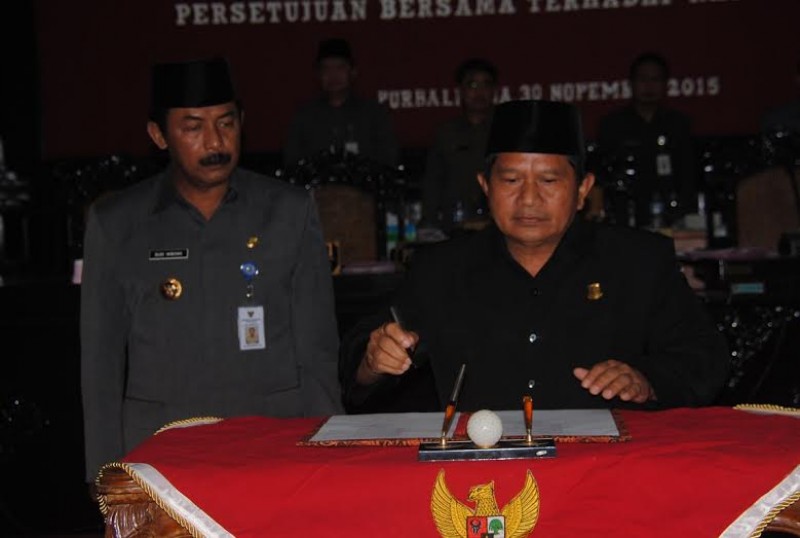  Ketua DPRD Purbalingga Tongat didampingi Pj Bupati Purbalingga Budi Wibowo menandatangani penetapan RAPBD