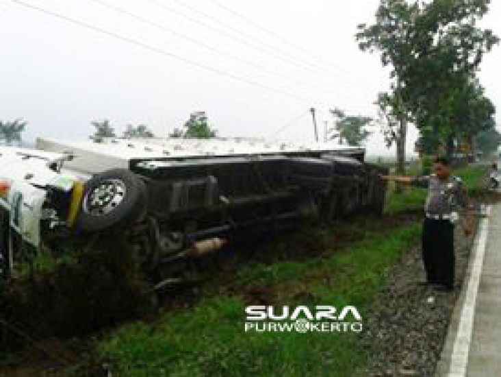 Truk bermuatan air mineral terguling di tepi jalan raya Bajong Kecamatan Bukateja, Minggu (29/11).