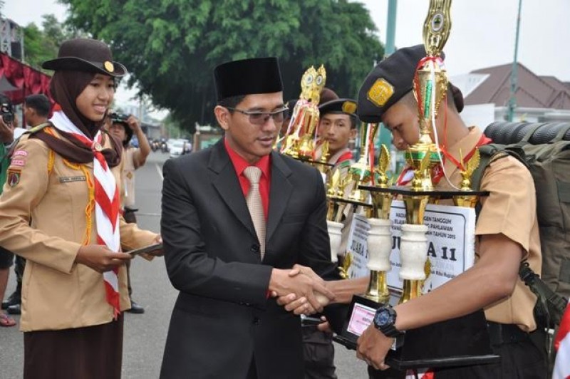 Ketua DPRD Banyumas Juli Krisdianto SE menyerahkan Piala Kepada Kontingen Tangguh II dari Kwarcab Banyumas