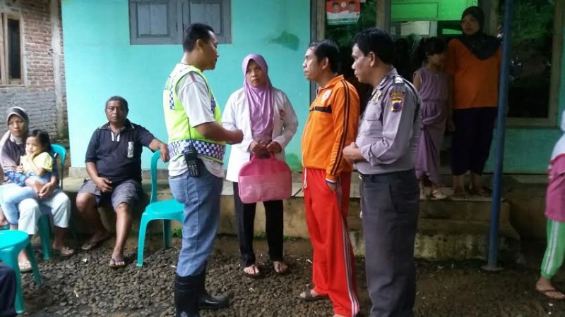 Petugas Polsek Karanganyar menyerahkan jenazah korban tenggelam kepada pihak keluarga(Foto RP)