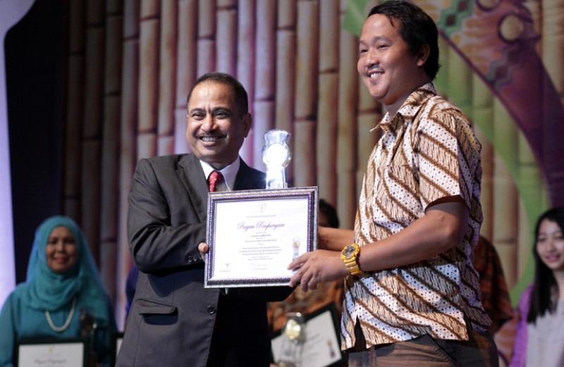 Menteri Pariwisata Arief Yahya memberikan trofy