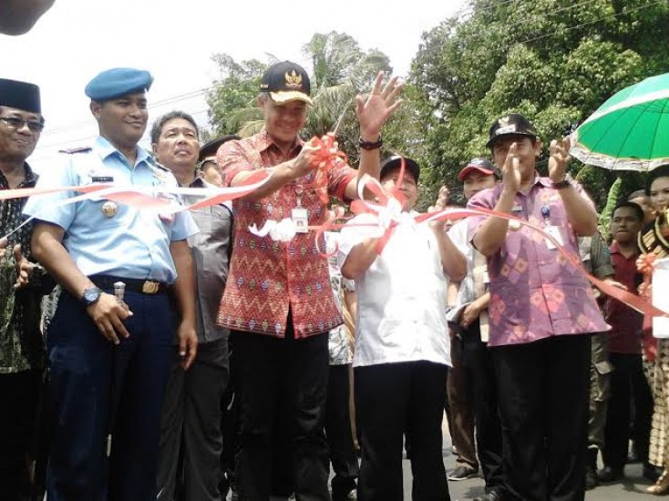 Gubernur Jateng Ganjar Pranowo meresmikan jembatan di Purbalingga