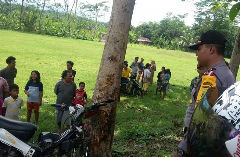 Naik Motor Bertiga,Tewas Nabrak Pohon Jati