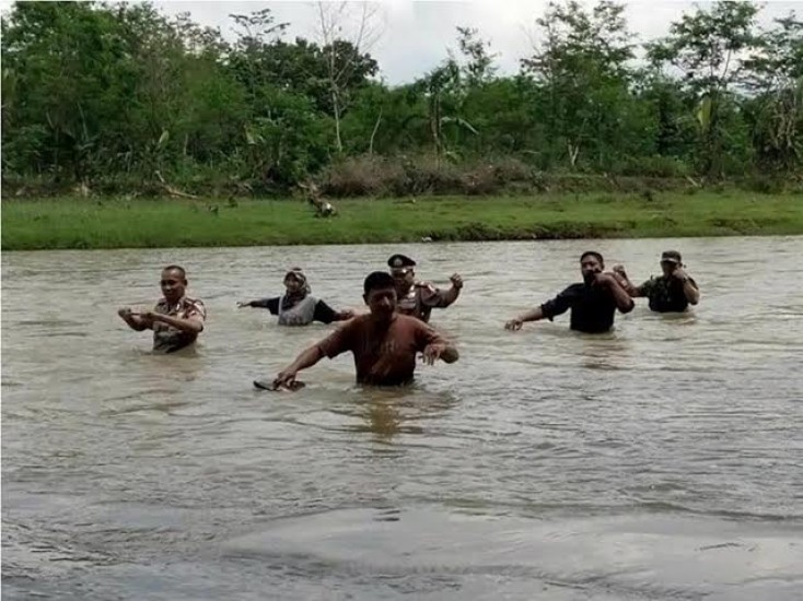 Ketua KPU Purbalingga Sri Wahyuni, Kepala Polres Purbaligga Ajun Komisaris Besar Anom Setyadi serta rombongan menyeberangi Sungai Gintung untuk menuju Dukun Jomblang