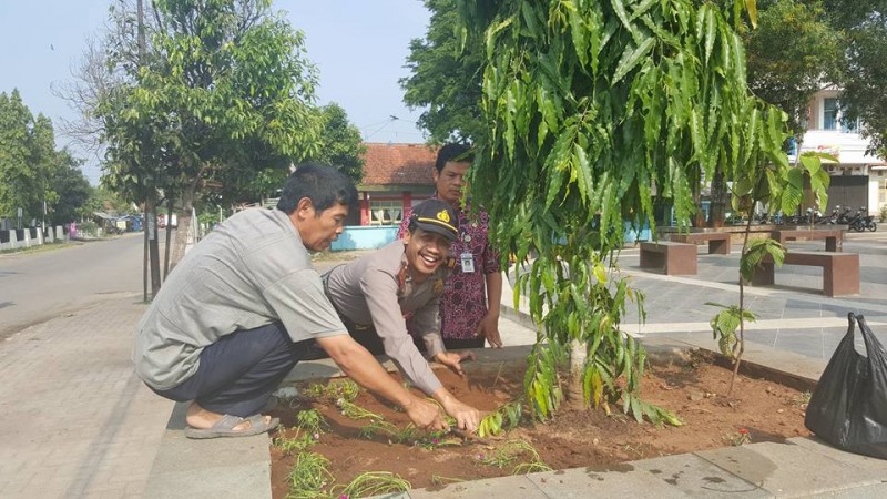 Kapolsek Karanganyar AKP Yusuf tengah menanam bunga 