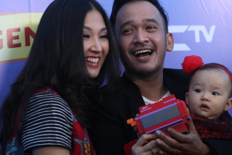 Ruben Onsu dan keluarganya (Foto : Boeyil)