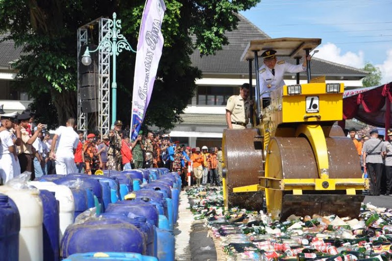 Bupati Pimpin Pemusnahan Minuman Beralkohol