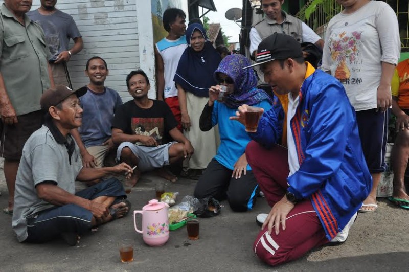 Ahmad Husein istri nyruput teh bareng warga