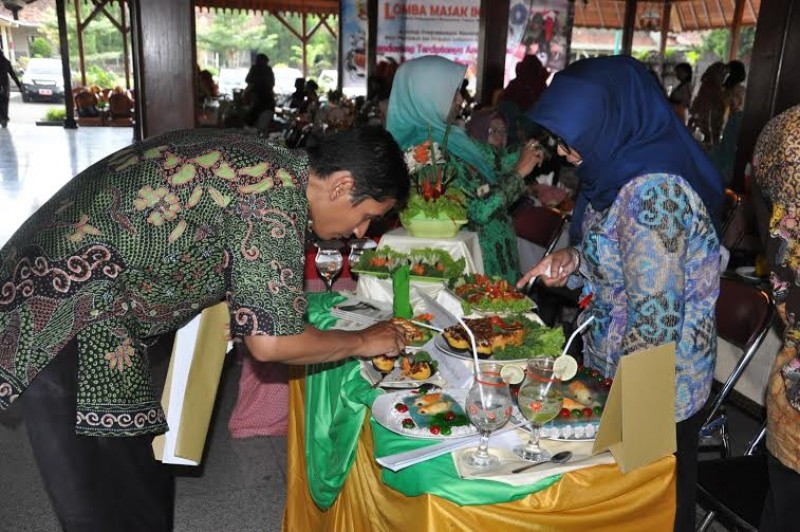 PKK Purwokerto Timur Juara Lomba Masak Ikan