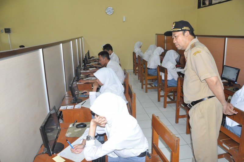 Bupati Banyumas Pantau UN