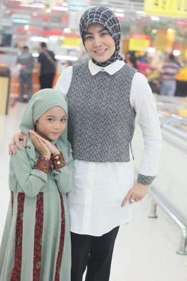 Pedangdut Cici Paramida Garap Ponakan Sendiri