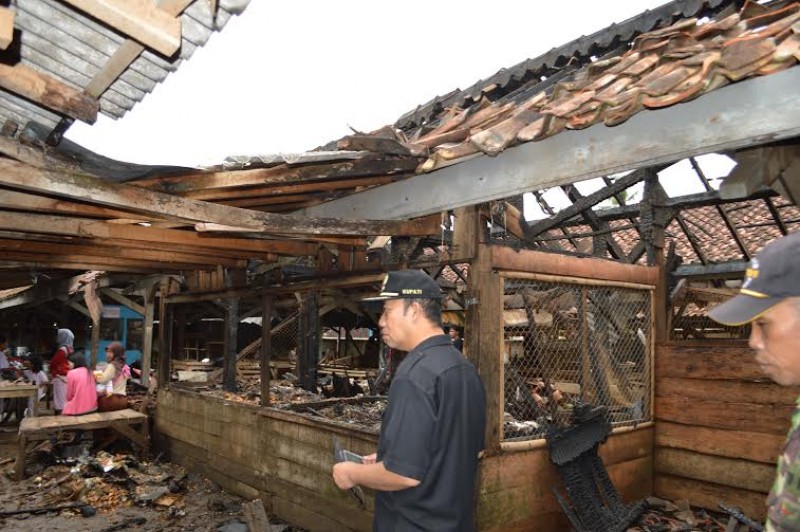 Pasar yang terbakar saat banjir