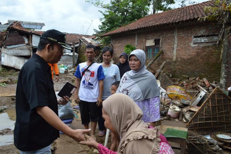 Banjir Bandang Di Tambak Terjang Pemukiman