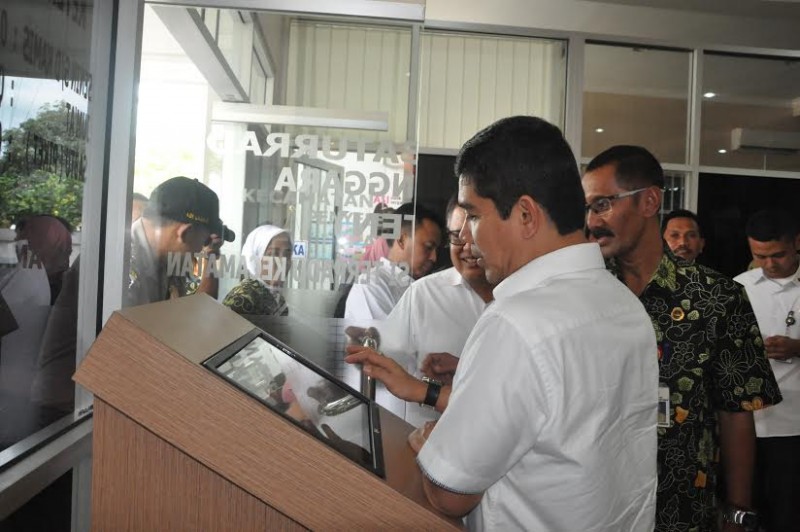 Menteri Pendayagunaan Aparatur Negara dan Reformasi Birokrasi  (PANRB) Yuddy meninjau Pelayanan terpadu kecamatan (PATEN) di kantor Kecamatan Baturraden. 