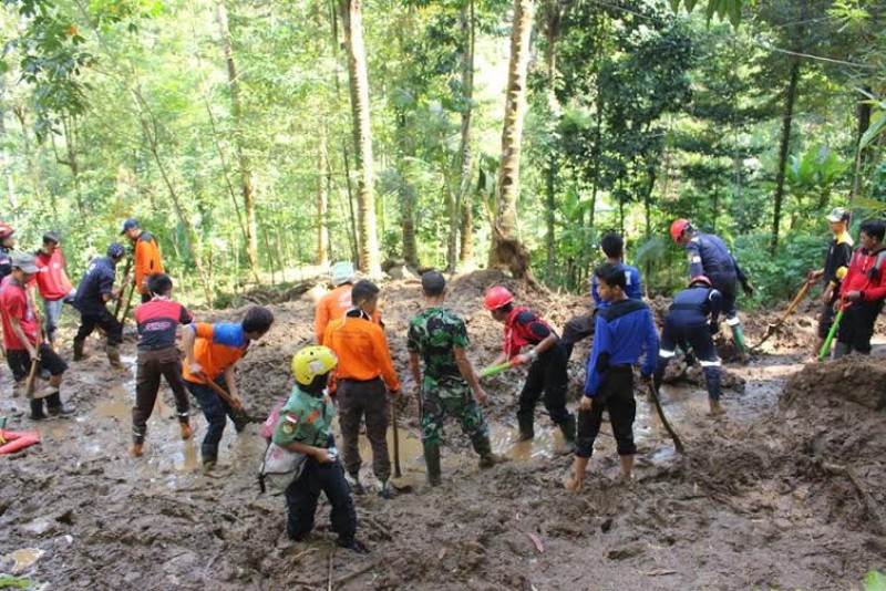 Di Tambak ,Pramuli Ikut Turun Tanggap Bencana