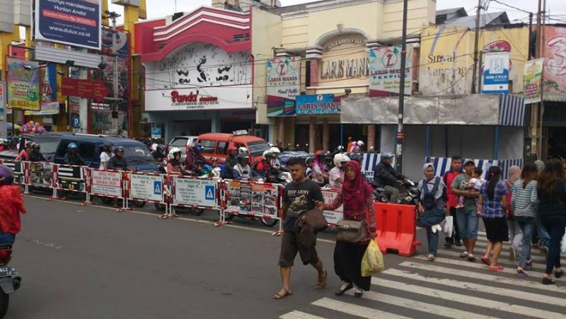 Dinhubkominfo Pasang Barikade di Beberapa Ruas Jalan 