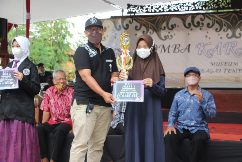 Kasi Sejarah, Purbakala, dan Permuseuman Dinporabudpar menyerahkan Penghargaan kepada Perwakilan SMPN 1 Somagede