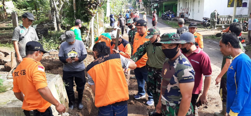 Saluran Mampet  , Jalan Kabupaten Desa Pernasidi Banjir