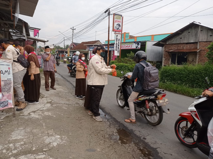 Kwarran Kedungbanteng Bagi-bagi Takjil Gratis