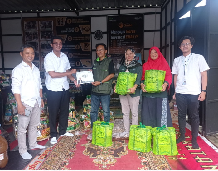 Pengurus Bank Sampah Srayan Makarya menerima parcel dari Area Pegadaian Purwokerto, Selasa 18 April 2023