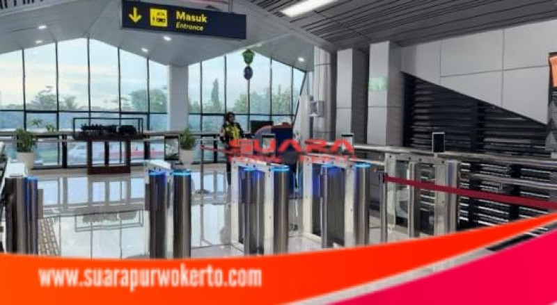 Mulai 1 Mei 2024, Boarding atau Pemeriksaan Identitas Penumpang Stasiun Purwokerto Hanya Dilayani di Pintu Boarding Area Skybridge Gedung Baru dan Pintu Barat. ( Foto: Humas Daop 5 )