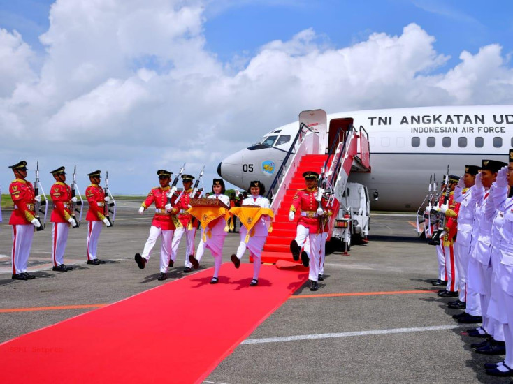Duplikat Bendera Merah Putih dan Teks Proklamasi Tiba di Balikpapan, Kirab Berlanjut ke IKN