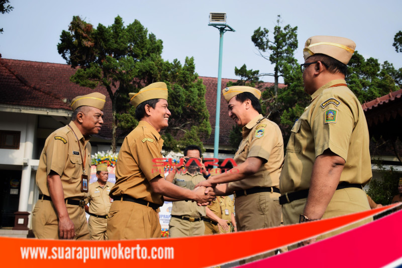 Hari Pertama Masuk Kerja, Pj Bupati Banyumas Pimpin Apel Pagi
