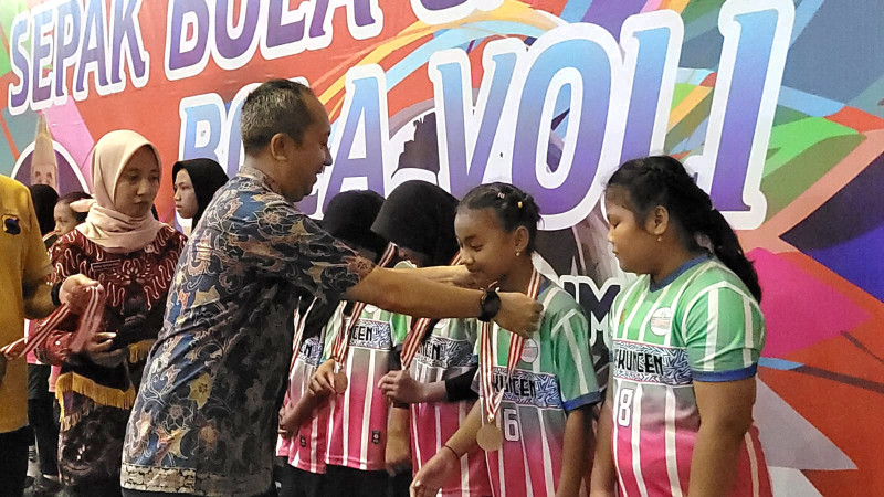 Lumbir dan Gumelar Juara Bola Voli SD Piala Kadindik Banyumas 2024