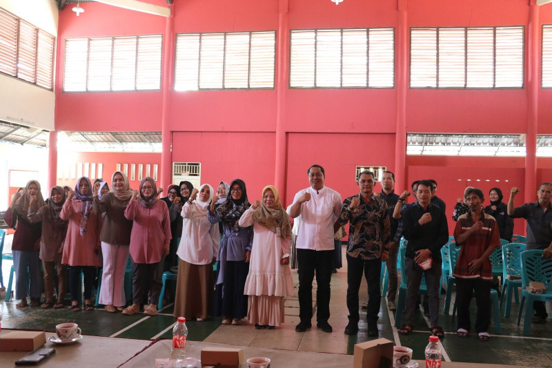 \"Penyuluhan Keamanan Pangan, Sosialisasi Zona Kuliner Halal, Aman, dan Sehat (KHAS) serta Legalitas Usaha\" di Balai Desa Sokaraja Kulon, Senin (21/10/2024) (Foto: Dok. UMP)