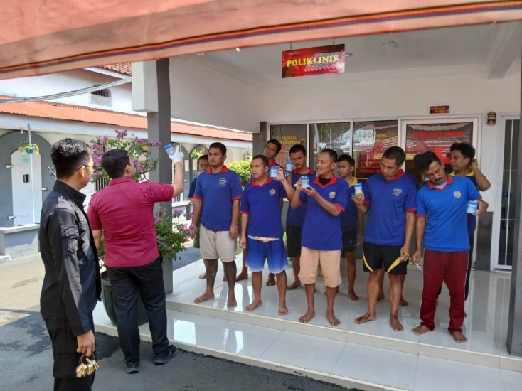Rutan Banyumas Gelar Penggeledahan Kamar Hunian dan Pemeriksaan Urine bagi Warga Binaan dan Petugas