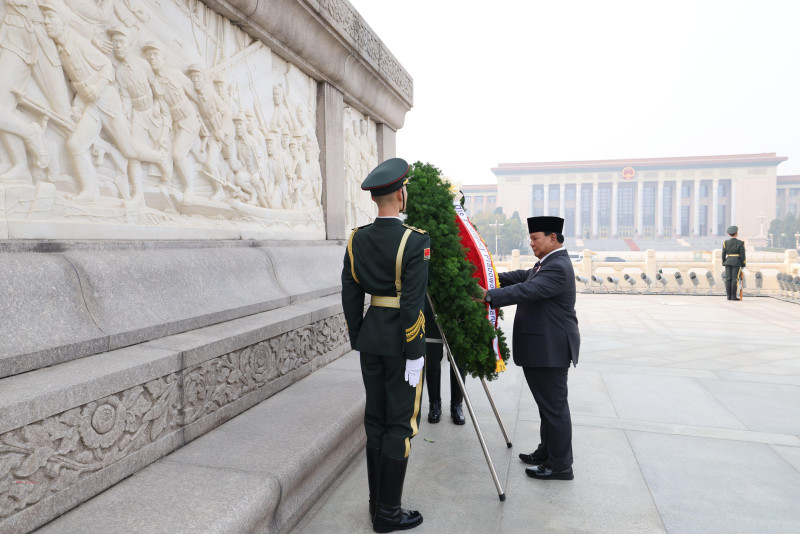 Presiden Prabowo Kunjungi Monumen Pahlawan Rakyat di Beijing