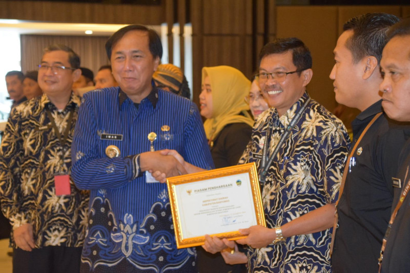 Pj Bupati Banyumas Serahkan Penghargaan Kepada Inspektorat Sebagai Perangkat Daerah Penyelenggara Sistem Pengendalian Intern Pemerintah Peringkat 2