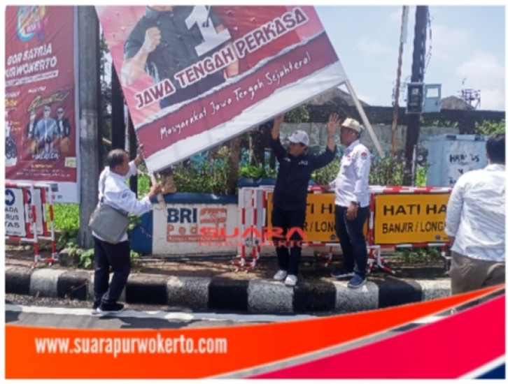 Jelang Masa Tenang KPU Banyumas dan Satpol PP bersihkan APK