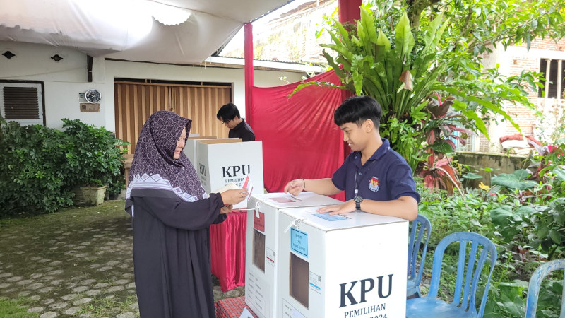 Proses Pemilihan Suara Pilkada di TPS 03 Desa Rempoah, Kecamatan Baturraden, Banyumas, Rabu (27/11/2024) 