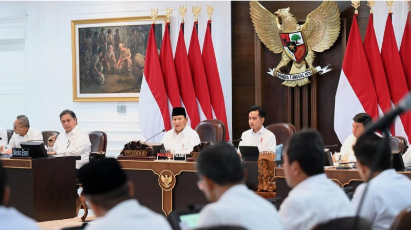 Presiden Prabowo Subianto memimpin Sidang Kabinet Paripurna di Ruang Sidang Kabinet, Istana Kepresidenan Jakarta, pada Senin sore, 2 Desember 2024. Foto: BPMI Setpres/Kris