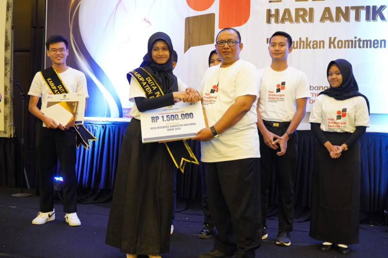 Sekda Banyumas Agus Nur Hadie Menyerahkan Penghargaan Kepada Duta Integritas