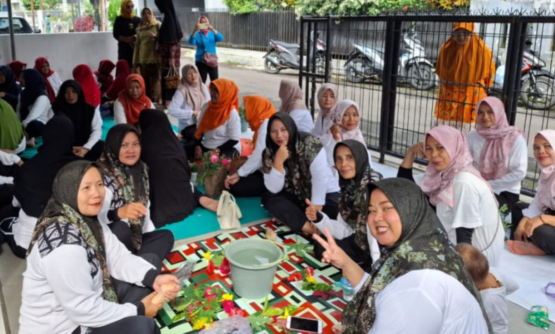 Peringati Hari Ibu, PKK RW 007 Rejasari Gelar Lomba Cerdas Cermat dan Pelatihan Batik Ecopounding