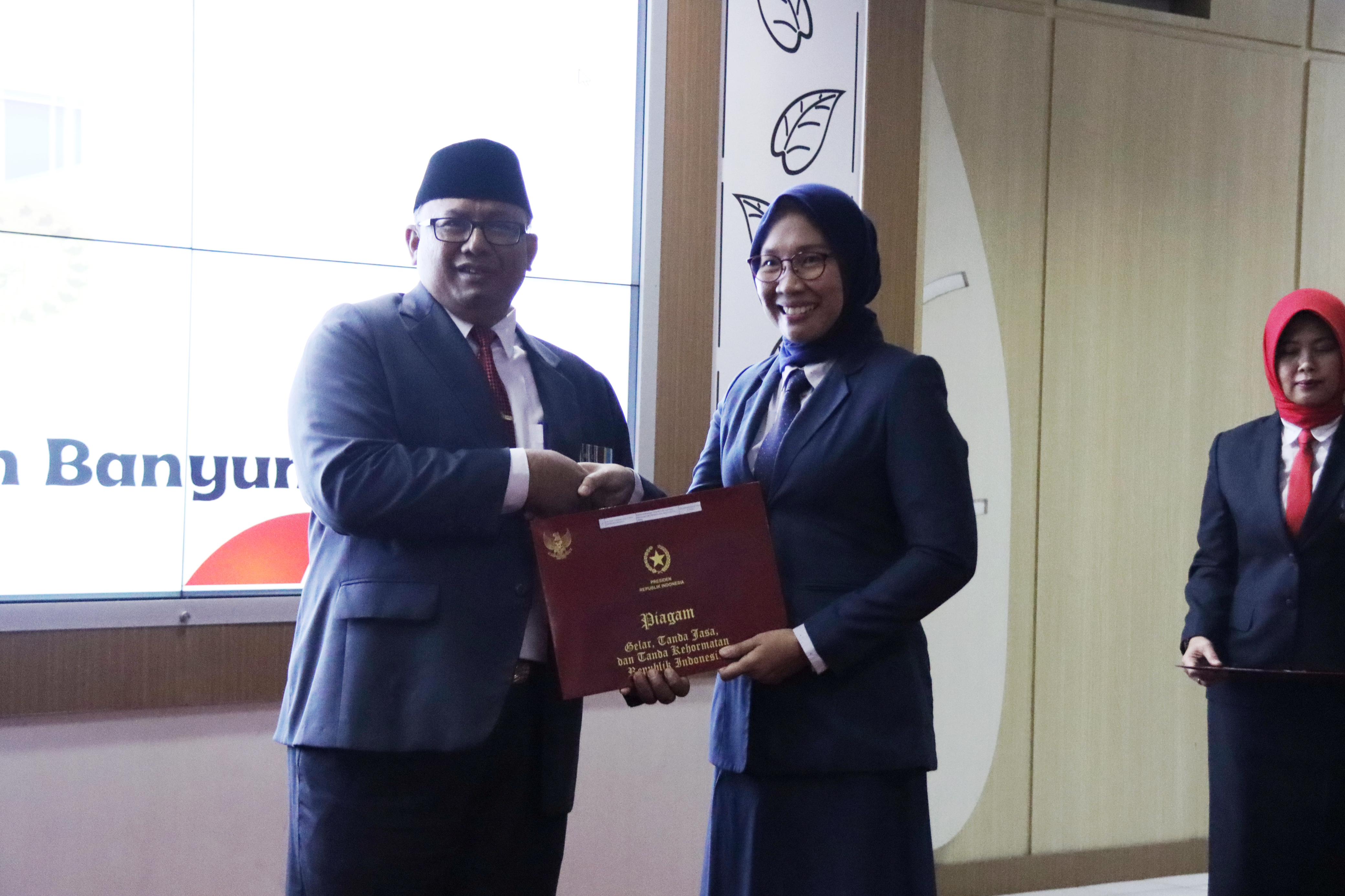 Sekda Banyumas Serahkan 36 Tanda Kehormatan Satya Lancana Karya Satya