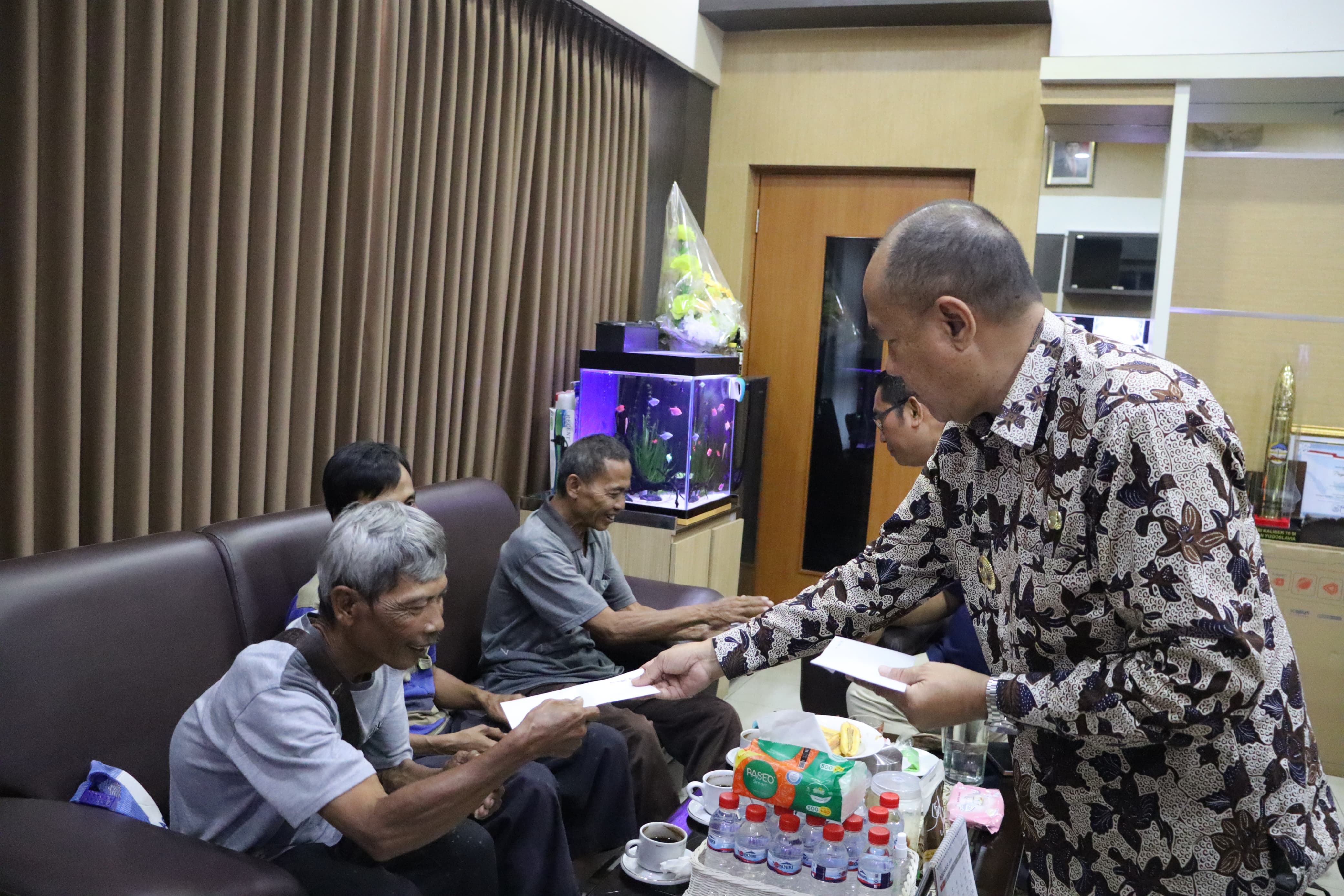 Bupati Banyumas Serahkan Bantuan Untuk Tukang Sol Sepatu Alun-Alun