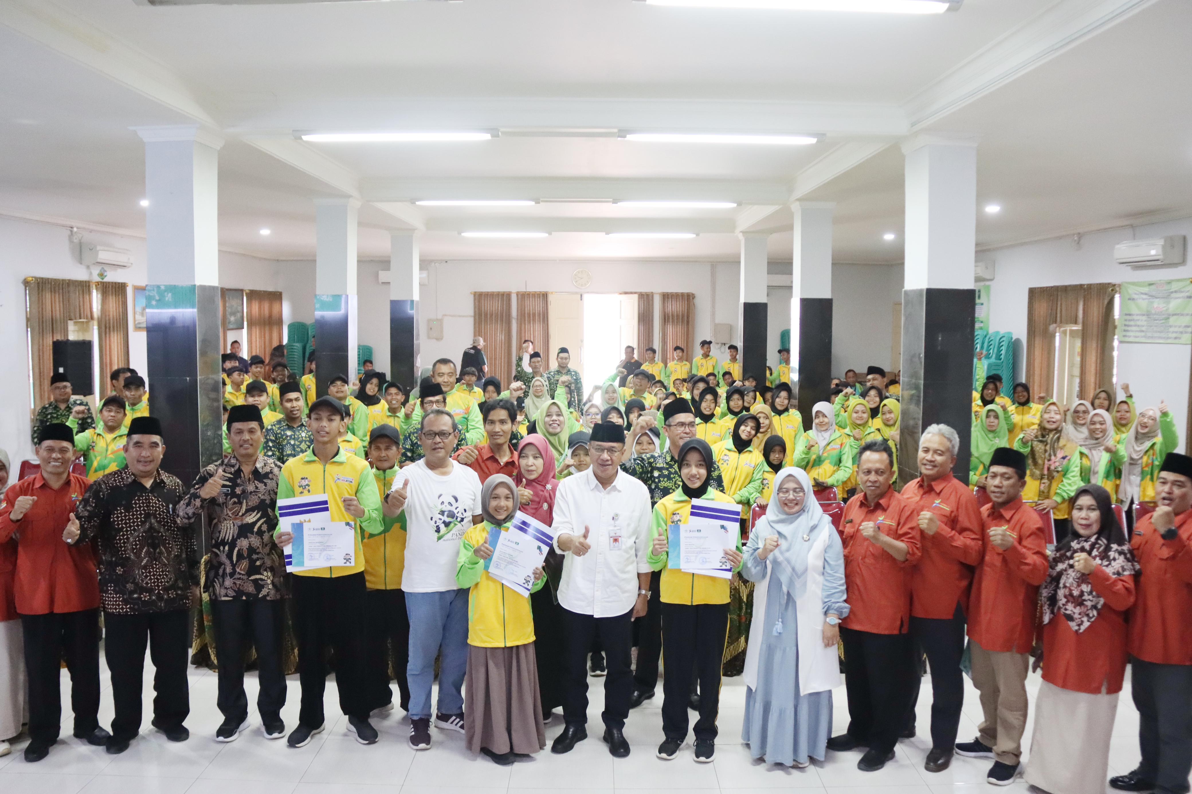 Bupati Banyumas Serahkan Penghargaan Kepada Atlet Peraih Medali Porsema NU XIII