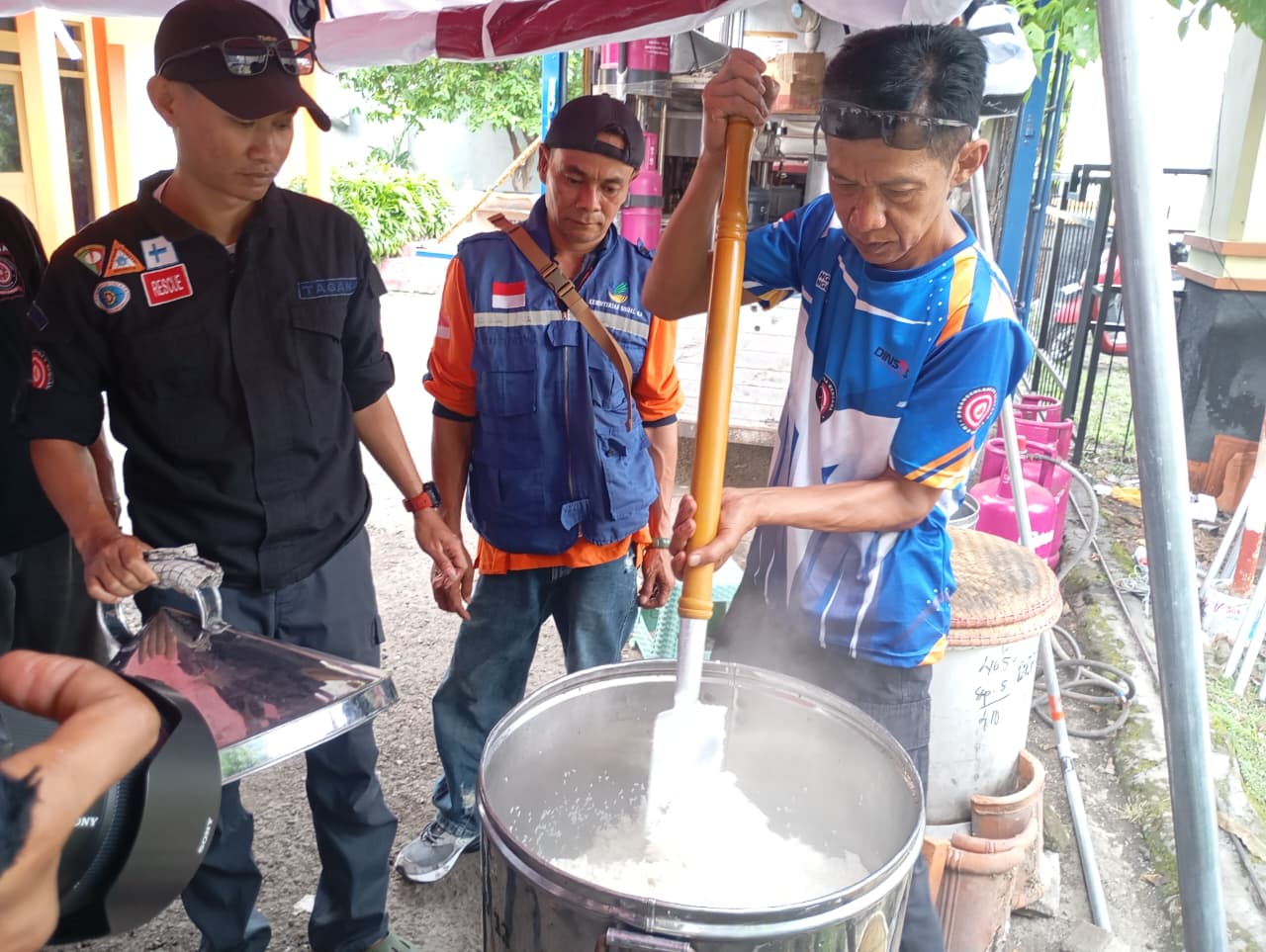 Dirikan Dapur Umum, Pemprov Jateng Gerak Cepat Pasok Makanan Siap Saji untuk Pengungsi Banjir