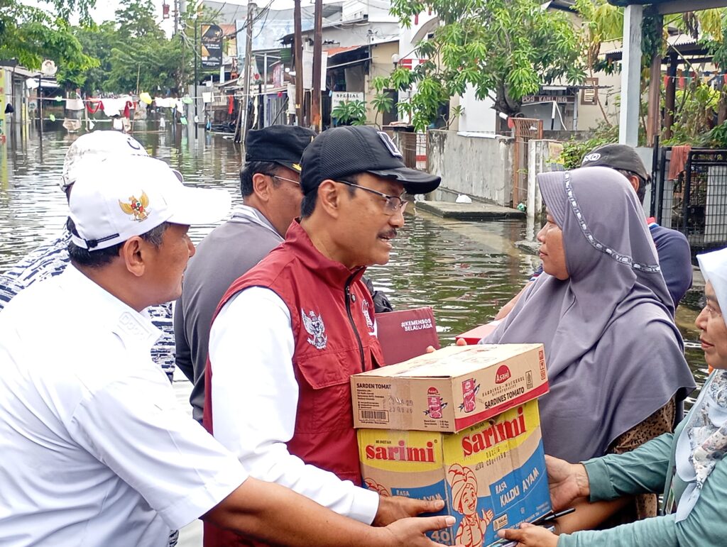 Kunjungi Banjir Semarang, Mensos RI Kucurkan Bantuan Rp4 Miliar dan Santuni Keluarga Korban