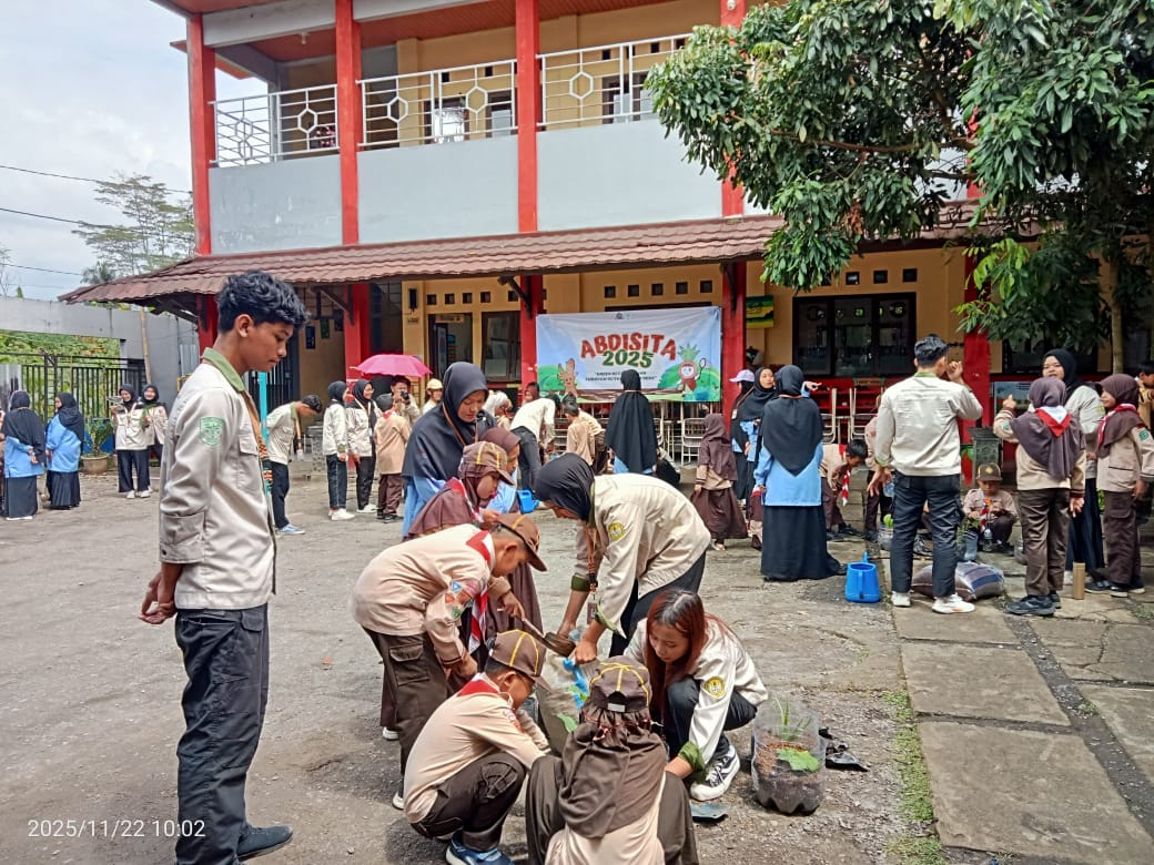 Kolaborasi Pramuka SD QITA dan HIMASITA Menanam Toga sebagai Edukasi Kesehatan Bersama