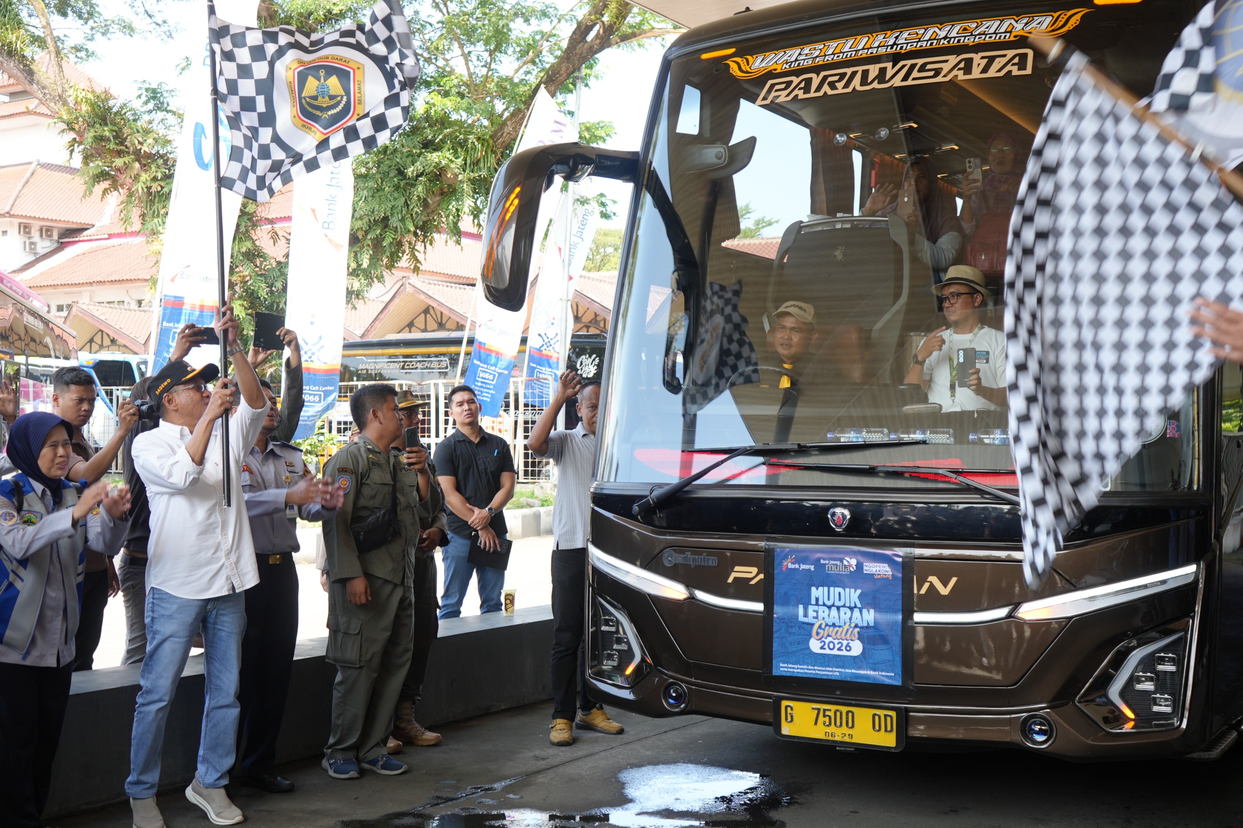 Bupati Banyumas Sadewo Lepas 21 Bus Perantau Balik Jakarta dan Bandung