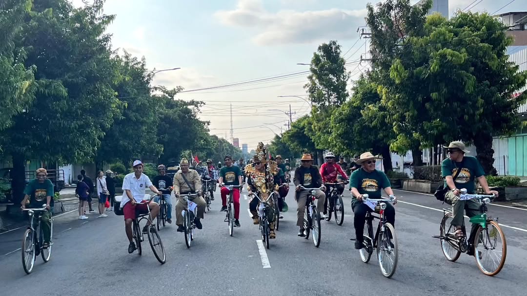 Ribuan Onthelis Ramaikan “Parade Onthel Satria IV”