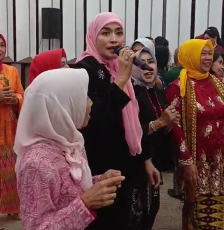 Nana Mardiana Sukses Hipnotis Peserta NGOBRAS 2026, Suasana Diskusi Berubah Jadi Panggung Hiburan