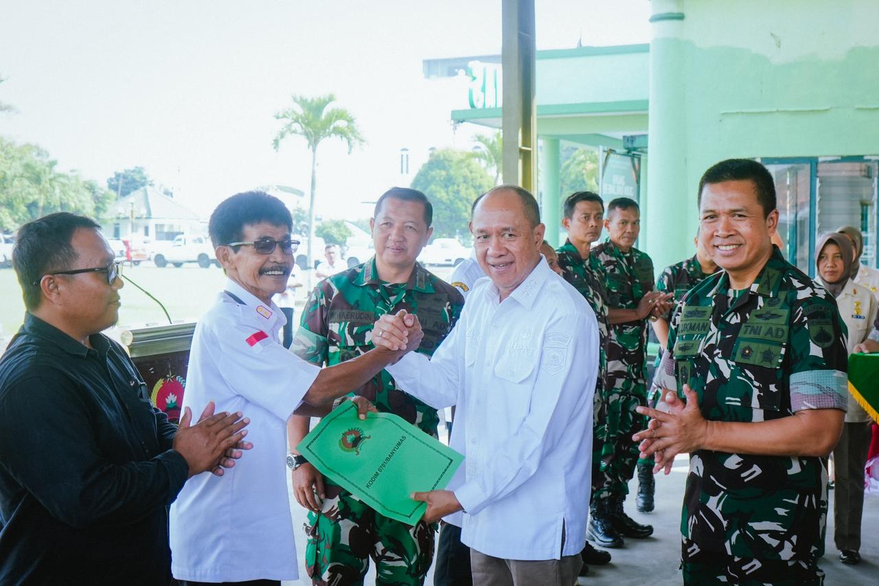 Bupati Sadewo Serahkan Bantuan Mobil Operasional Koperasi Merah Putih