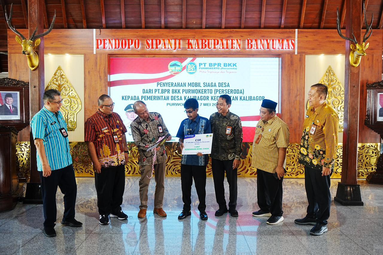 Bupati Sadewo Serahkan Mobil Siaga CSR BKK Purwokerto untuk Pemdes Kalibagor